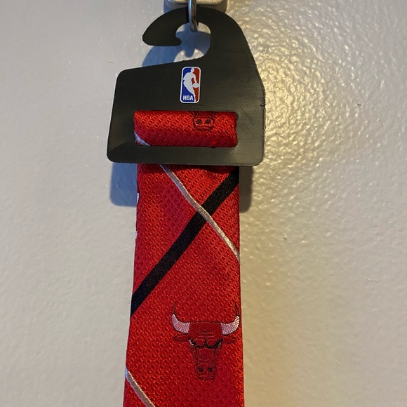 NBA Ties Men's Chicago Bulls Necktie Basketball 100% Silk Tie Red Black NWT - Picture 3 of 8